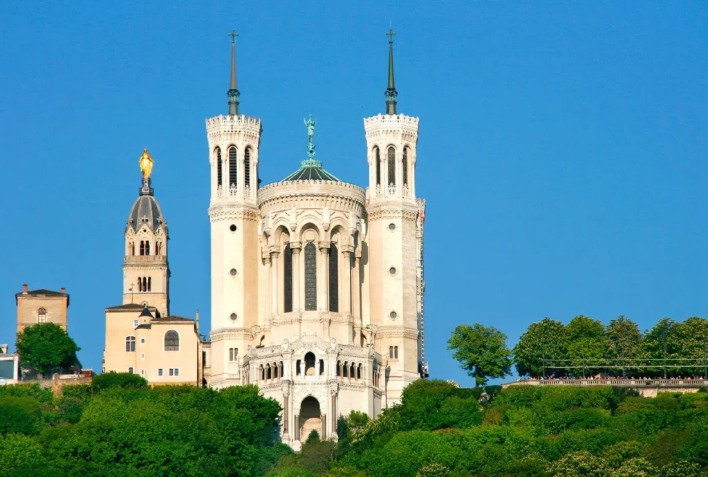 Basilique Notre-Dame de Fourvière à Lyon, point de vue depuis la ville, proche de l’Hôtel Villa Berlioz