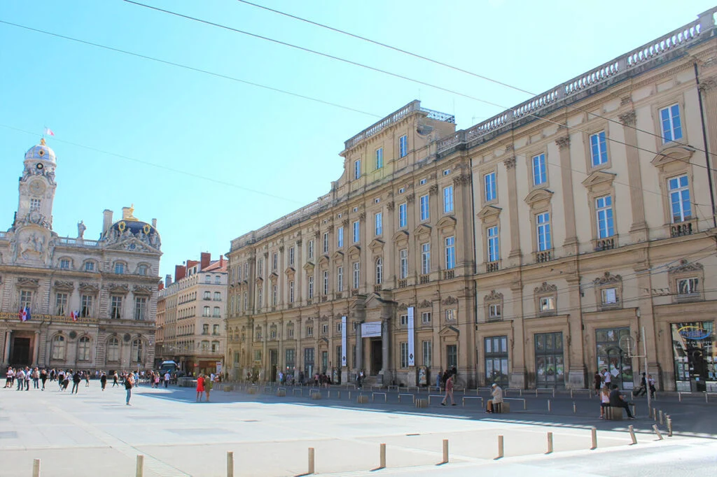 Façade du Musée des Beaux-Arts de Lyon place des Terreaux, proche de l’Hôtel Villa Berlioz