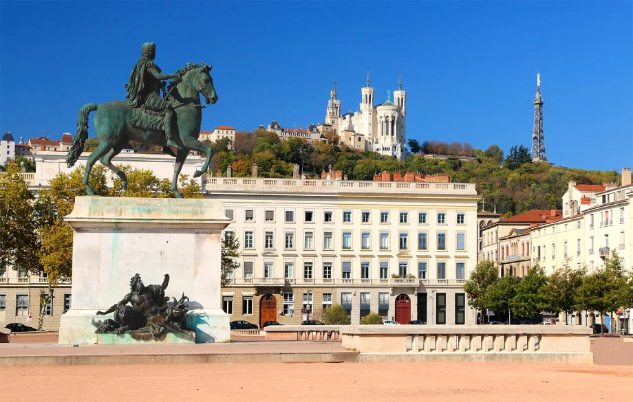 Statue de Louis XIV sur la place Bellecour avec la basilique de Fourvière à Lyon, proche de l’Hôtel Villa Berlioz