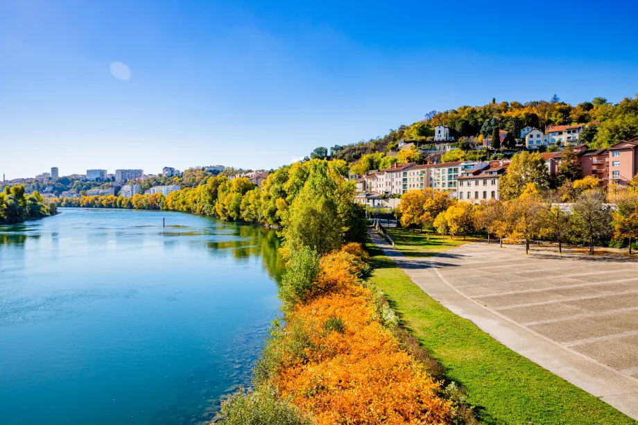 Berges du Rhône a Lyon avec piste pietonne, arbres aux couleurs d’automne et riviere