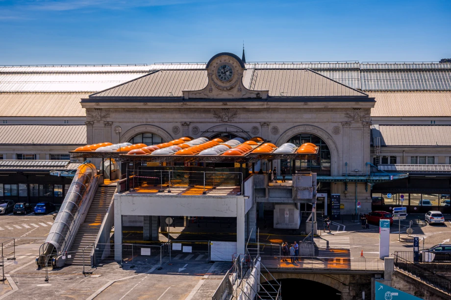 Gare de Lyon Perrache avec passerelle et batiment principal en centre-ville