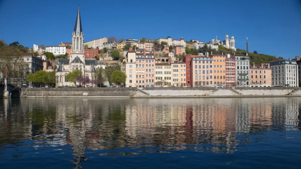 Vue panoramique des quais de Saône à Lyon avec l'église Saint-Georges et la colline de Fourvière en arrière-plan