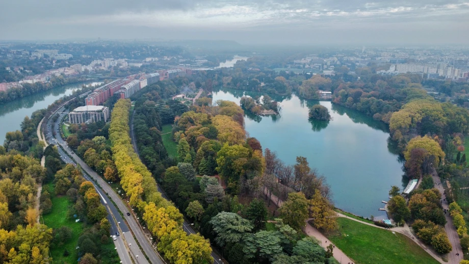 Vue aerienne du parc de la Tete d’Or a Lyon avec lac, allees et espaces verts