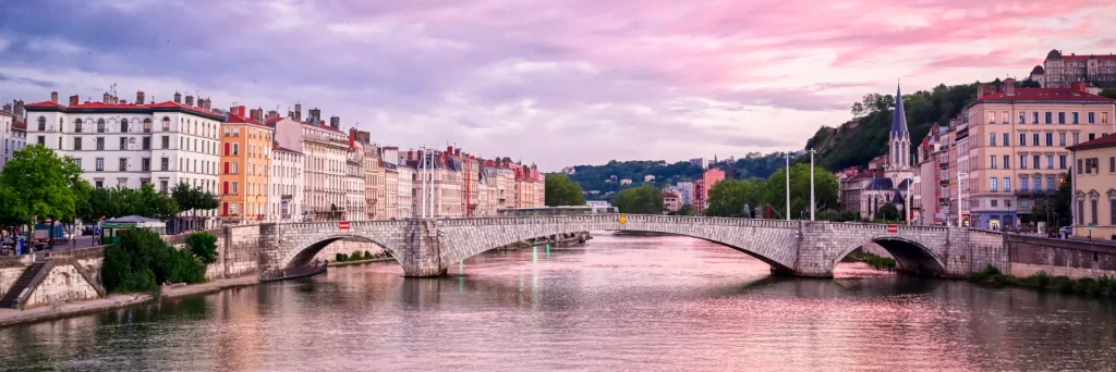 Pont traversant la Saone a Lyon au coucher du soleil, proche de l’Hotel Villa Berlioz
