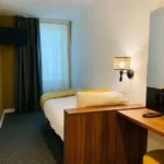 Comfortable single room at Villa Berlioz Hotel in Lyon, with a desk, single bed and natural light.