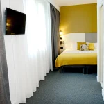 Chambre Triple avec grand lit à l’Hôtel Villa Berlioz Lyon