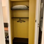 Placard et espace de rangement dans une petite chambre individuelle à l’Hôtel Villa Berlioz Lyon