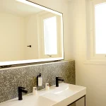 Salle de bain lumineuse d’une Chambre Triple à l’Hôtel Villa Berlioz Lyon