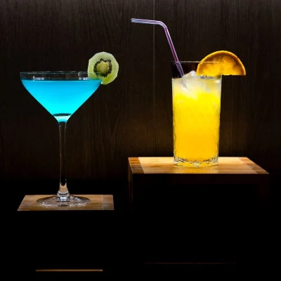 Cocktails colorés servis au bar de l’Hôtel Villa Berlioz Lyon