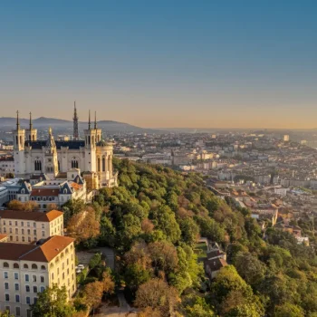 Vue panoramique de la colline de Fourviere a Lyon avec basilique et ville en arriere-plan