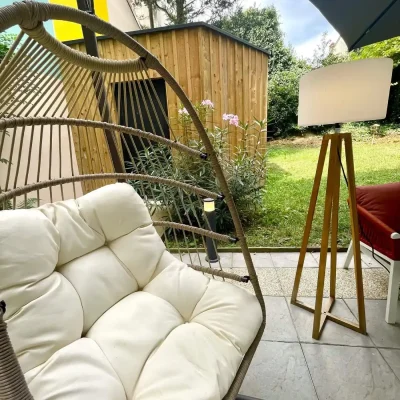 Fauteuil suspendu confortable sur la terrasse jardin de l’Hôtel Villa Berlioz Lyon