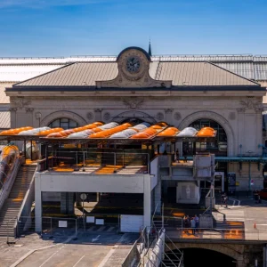 Gare de Lyon Perrache avec passerelle et batiment principal en centre-ville