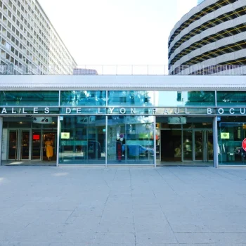 Facade des Halles de Lyon Paul Bocuse avec entree vitree et signaletique