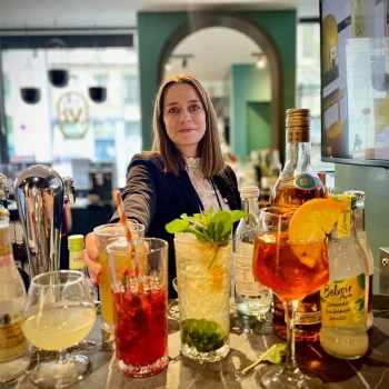 Cocktails et boissons au comptoir de l’Hector’s Bar de l’Hôtel Villa Berlioz à Lyon.