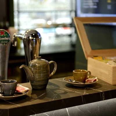 Service de thé et café au comptoir d’Hector’s Bar à l’Hôtel Villa Berlioz Lyon