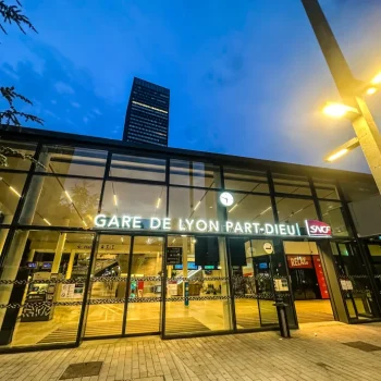Façade de la gare Part-Dieu a Lyon avec entree principale et eclairage nocturne