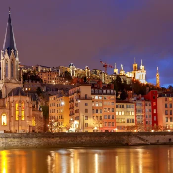 Vue des quais de Saone a Lyon au crepuscule, a proximite de l’Hotel Villa Berlioz