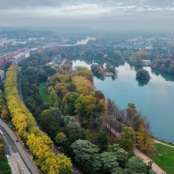 Vue aerienne du parc de la Tete d’Or a Lyon avec lac, allees et espaces verts