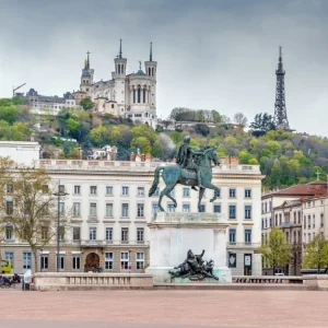 Place Bellecour a Lyon avec statue equestre et vue sur la colline de Fourviere