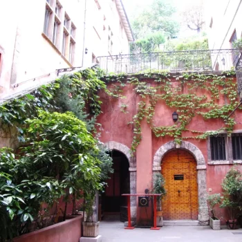 Cour interieure des traboules du Vieux Lyon avec passages voûtes et murs anciens