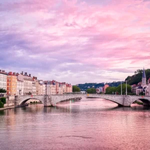 Pont traversant la Saone a Lyon au coucher du soleil, proche de l’Hotel Villa Berlioz
