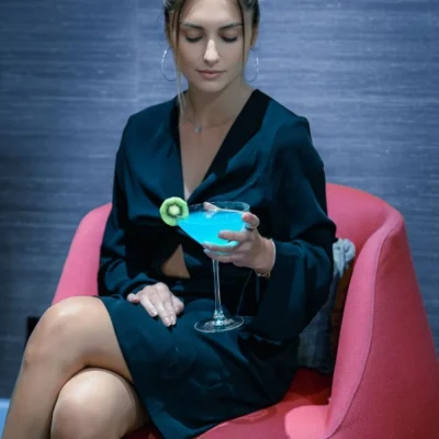 Cliente dégustant un cocktail au bar de l’Hôtel Villa Berlioz Lyon
