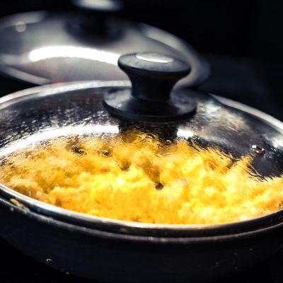 Poêle d’œufs brouillés chauds – Petit-déjeuner Hôtel Villa Berlioz Lyon