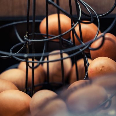 Corbeille d’œufs frais au buffet du petit-déjeuner – Hôtel Villa Berlioz Lyon