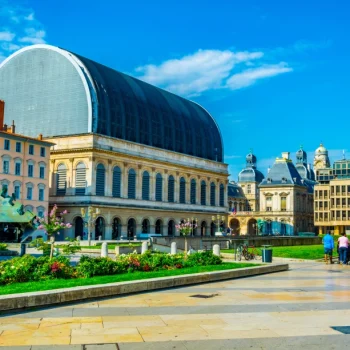 Opera de Lyon avec facade historique et toiture contemporaine sur la place de la Comedie