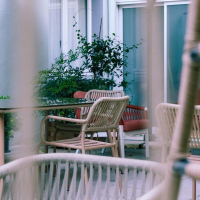 Patio végétalisé et coin détente – Hôtel Villa Berlioz Lyon