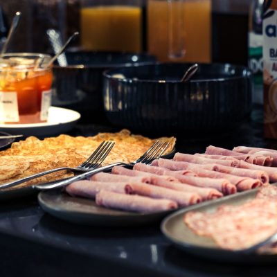 Buffet du petit-déjeuner avec charcuterie, crêpes et confitures – Hôtel Villa Berlioz Lyon