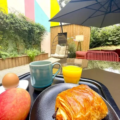 Plateau avec croissant, café et jus d’orange servi en terrasse à l’Hôtel Villa Berlioz Lyon