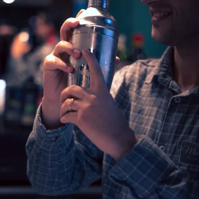 Barman préparant un cocktail au bar de l’Hôtel Villa Berlioz Lyon