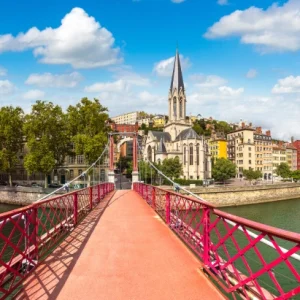 Passerelle Saint-Georges a Lyon avec vue sur la Saone et le quartier Saint-Georges