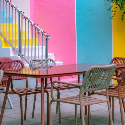 Terrasse colorée avec mobilier design – Hôtel Villa Berlioz Lyon