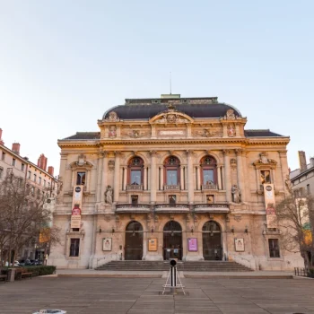 Façade du Theatre des Celestins a Lyon avec architecture classique et place pietonne
