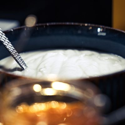 Bol de yaourt nature au buffet du petit-déjeuner – Hôtel Villa Berlioz Lyon